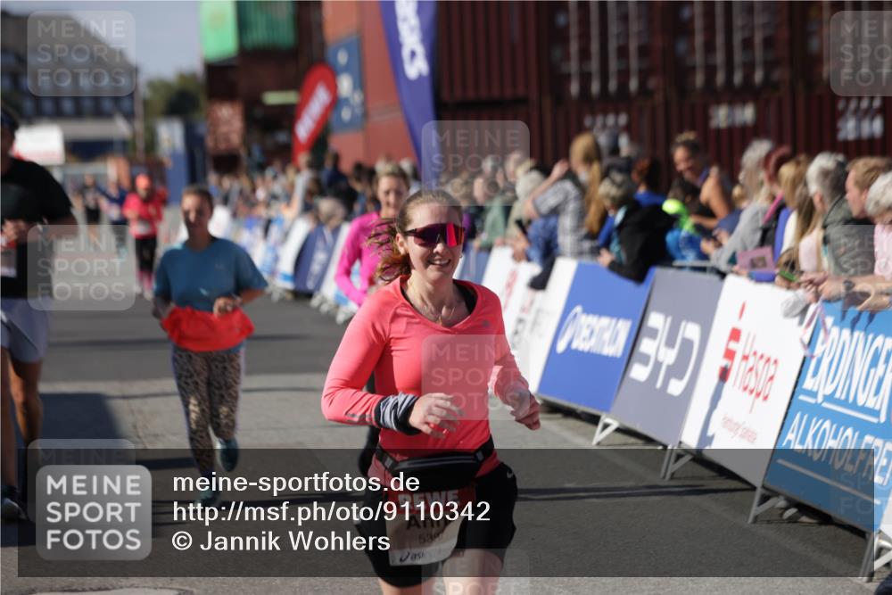 03.10.2025 - Köhlbrandbrückenlauf Jannik Wohlers http://msf.ph/oto/9110342 03.10.2025 13:30:07 Ziel 4459, 5038, 5151, 5153, 5161, 5369, 5398, 6570 meine-sportfotos.de