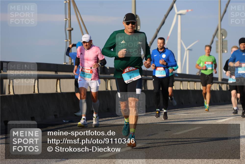 03.10.2025 - Köhlbrandbrückenlauf Strokosch-Dieckow http://msf.ph/oto/9110346 03.10.2025 09:42:11 Position 2 1321, 3812, 1370 meine-sportfotos.de