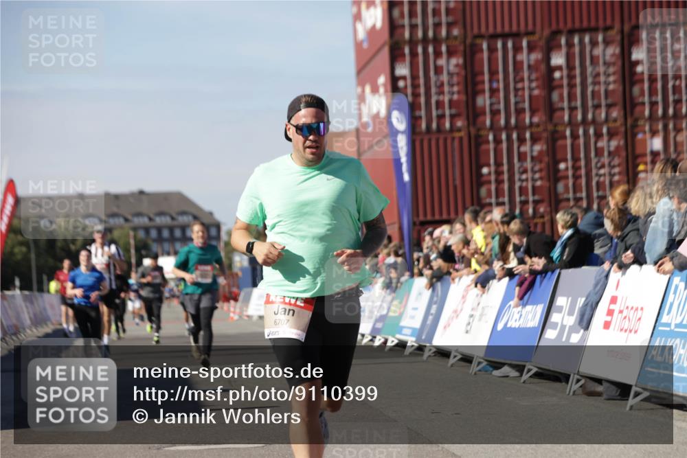 03.10.2025 - Köhlbrandbrückenlauf Jannik Wohlers http://msf.ph/oto/9110399 03.10.2025 13:00:22 Ziel 4020, 4163, 4250, 4275, 6236, 6490, 6707, 6714, 6760, 6798 meine-sportfotos.de