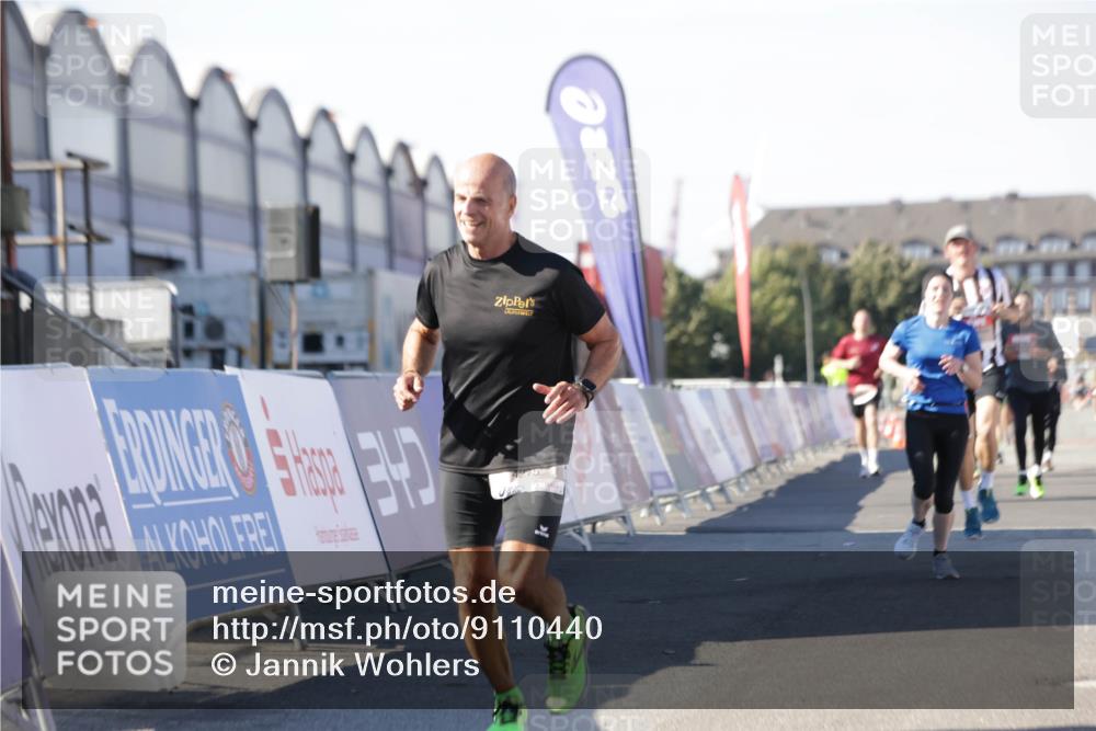 03.10.2025 - Köhlbrandbrückenlauf Jannik Wohlers http://msf.ph/oto/9110440 03.10.2025 13:00:24 Ziel 4163, 4250, 4275, 6236, 6490, 6707, 6714, 6760 meine-sportfotos.de