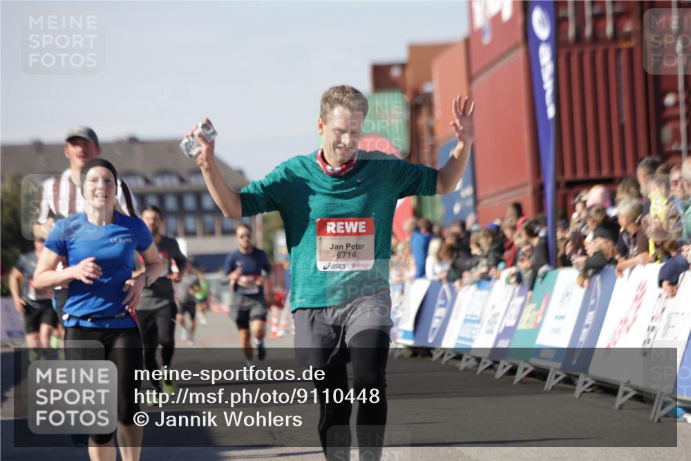 03.10.2025 - Köhlbrandbrückenlauf Jannik Wohlers http://msf.ph/oto/9110448 03.10.2025 13:00:25 Ziel 4163, 4172, 4250, 4275, 6236, 6490, 6707, 6714, 6760 meine-sportfotos.de