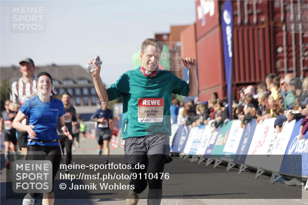 03.10.2025 - Köhlbrandbrückenlauf Jannik Wohlers http://msf.ph/oto/9110476 03.10.2025 13:00:25 Ziel 4163, 4172, 4250, 4275, 6236, 6490, 6707, 6714, 6760 meine-sportfotos.de