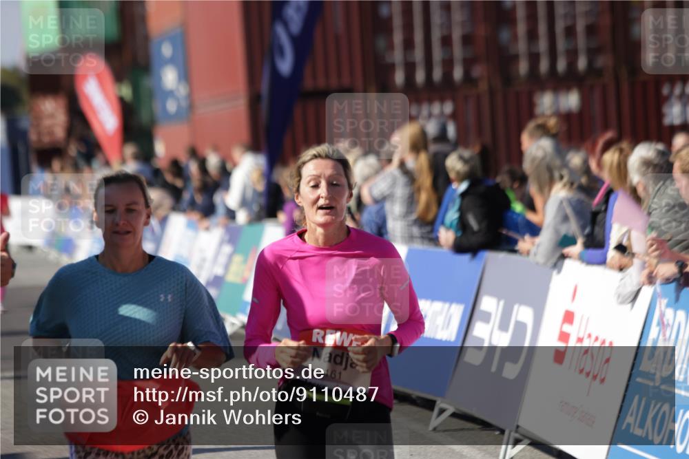 03.10.2025 - Köhlbrandbrückenlauf Jannik Wohlers http://msf.ph/oto/9110487 03.10.2025 13:30:10 Ziel 4459, 5038, 5079, 5151, 5153, 5161, 5369, 5398 meine-sportfotos.de