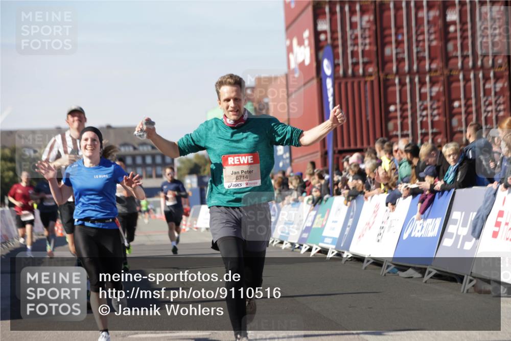 03.10.2025 - Köhlbrandbrückenlauf Jannik Wohlers http://msf.ph/oto/9110516 03.10.2025 13:00:26 Ziel 4163, 4172, 4250, 4275, 4622, 4850, 5664, 6236, 6490, 6707, 6714, 6760 meine-sportfotos.de