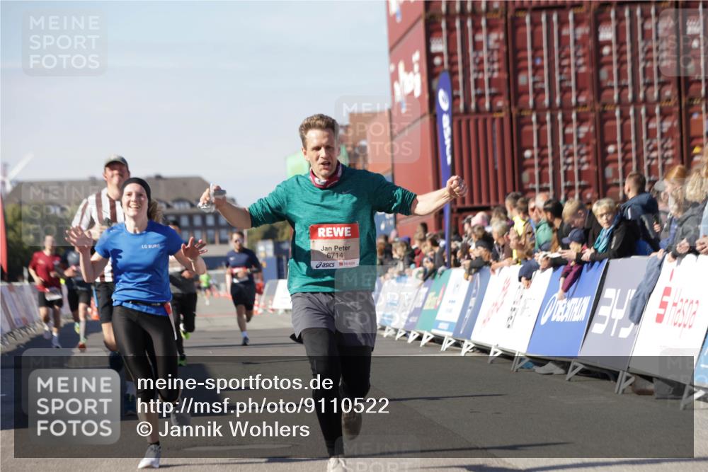 03.10.2025 - Köhlbrandbrückenlauf Jannik Wohlers http://msf.ph/oto/9110522 03.10.2025 13:00:26 Ziel 4163, 4172, 4250, 4275, 4622, 4850, 5664, 6236, 6490, 6707, 6714, 6760 meine-sportfotos.de