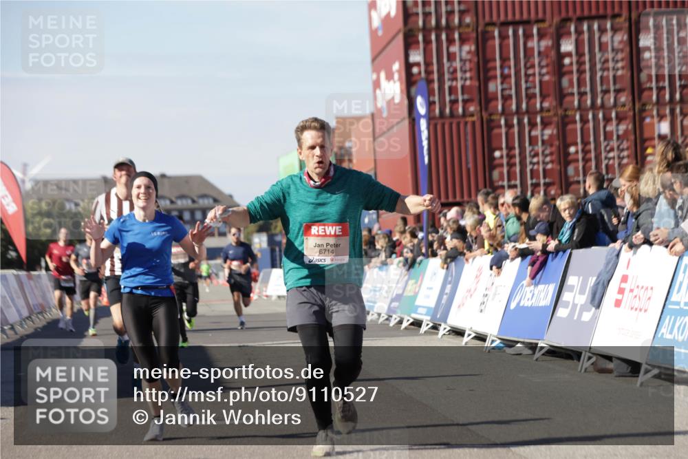 03.10.2025 - Köhlbrandbrückenlauf Jannik Wohlers http://msf.ph/oto/9110527 03.10.2025 13:00:26 Ziel 4163, 4172, 4250, 4275, 4622, 4850, 5664, 6236, 6490, 6707, 6714, 6760 meine-sportfotos.de