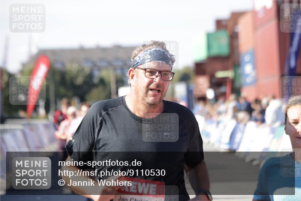 03.10.2025 - Köhlbrandbrückenlauf Jannik Wohlers http://msf.ph/oto/9110530 03.10.2025 13:30:12 Ziel 4459, 5038, 5079, 5151, 5153, 5161, 5174, 5398 meine-sportfotos.de