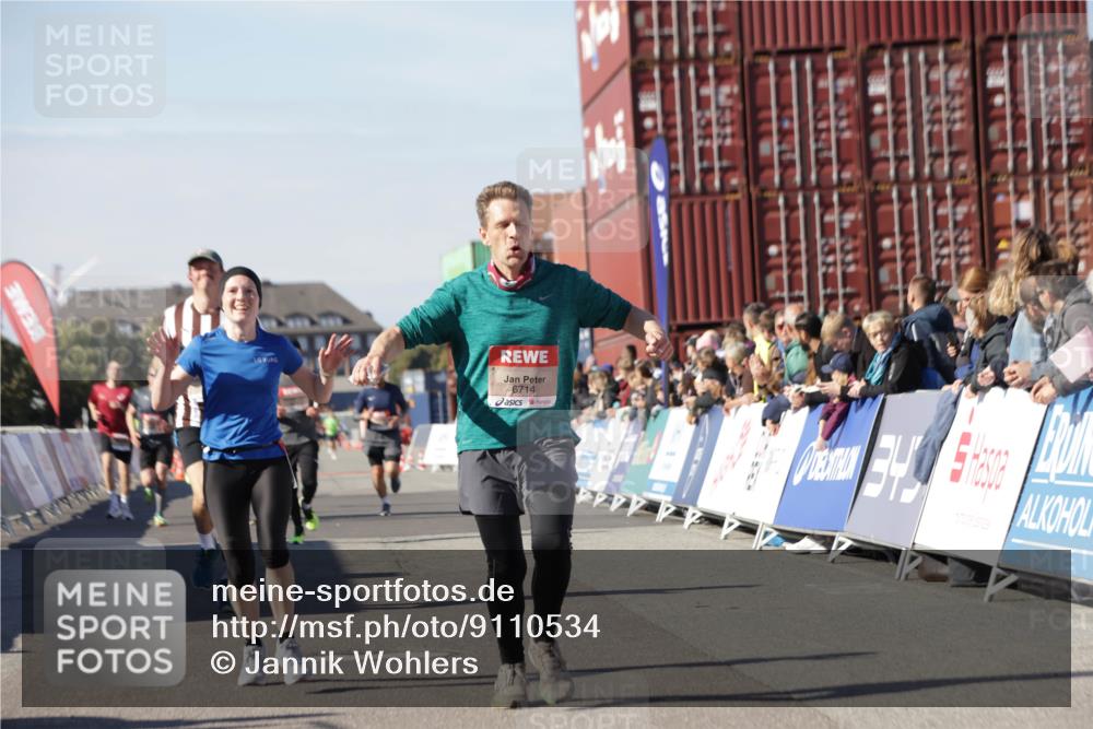 03.10.2025 - Köhlbrandbrückenlauf Jannik Wohlers http://msf.ph/oto/9110534 03.10.2025 13:00:26 Ziel 4163, 4172, 4250, 4275, 4622, 4850, 5664, 6236, 6490, 6707, 6714, 6760 meine-sportfotos.de