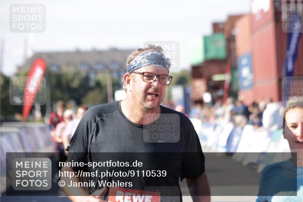 03.10.2025 - Köhlbrandbrückenlauf Jannik Wohlers http://msf.ph/oto/9110539 03.10.2025 13:30:12 Ziel 4459, 5038, 5079, 5151, 5153, 5161, 5174, 5398 meine-sportfotos.de