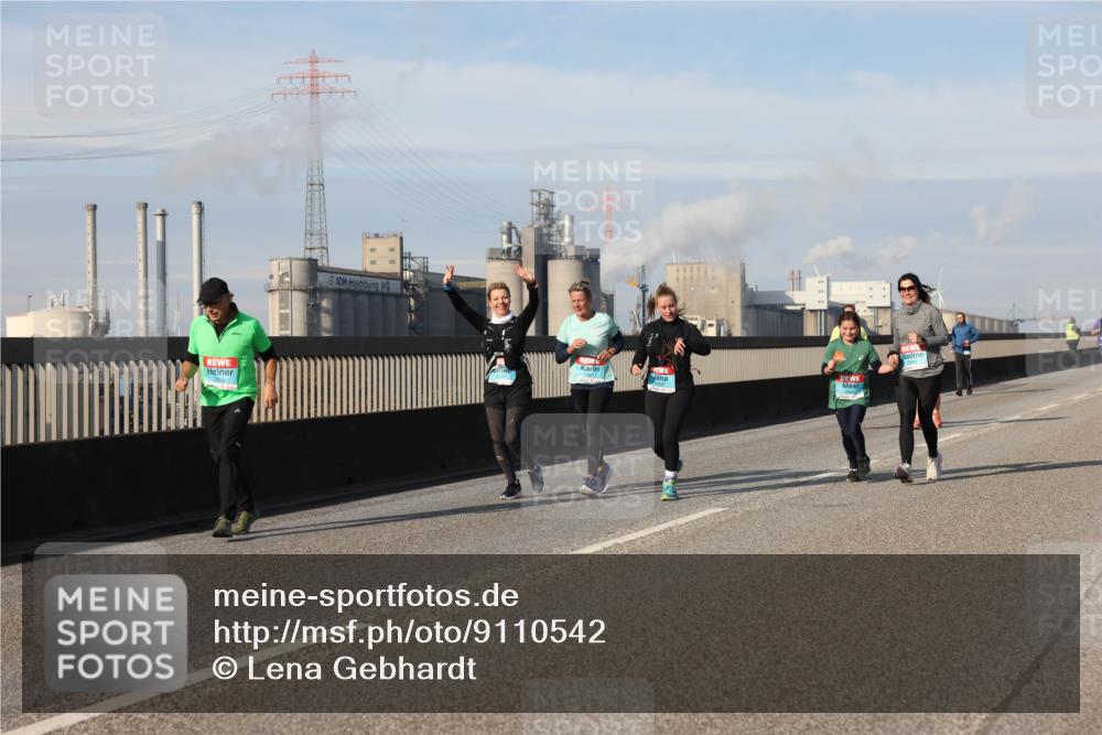 03.10.2025 - Köhlbrandbrückenlauf Lena Gebhardt http://msf.ph/oto/9110542 03.10.2025 10:15:12 Position 2  meine-sportfotos.de