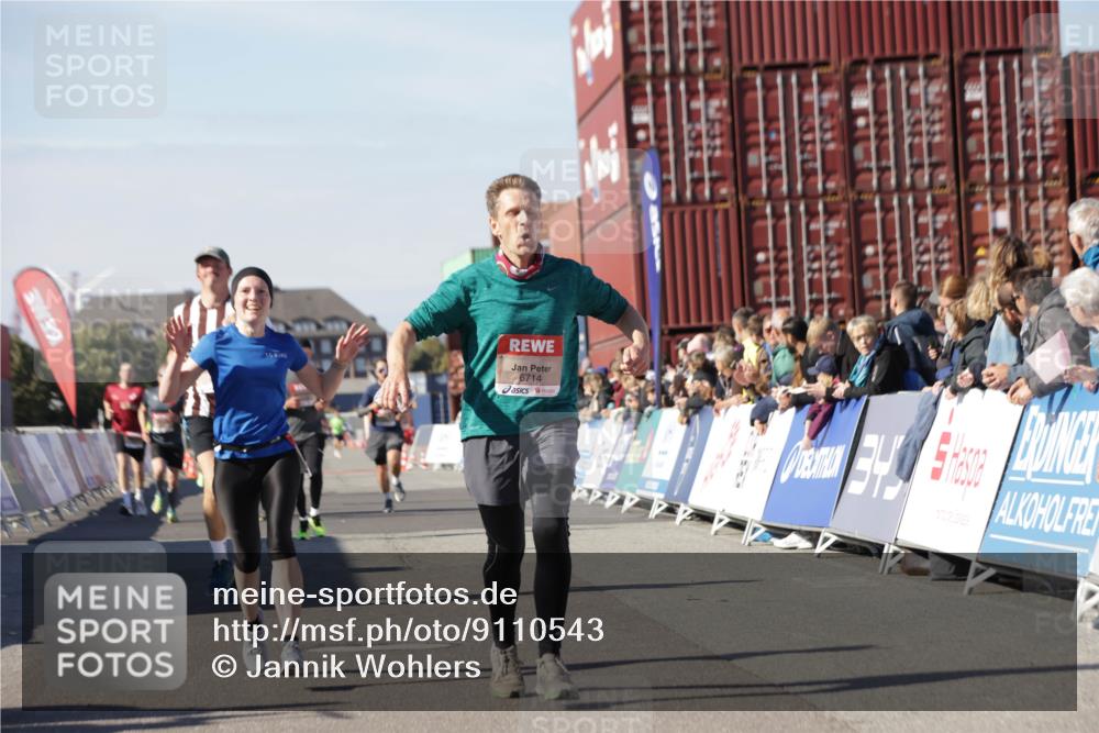 03.10.2025 - Köhlbrandbrückenlauf Jannik Wohlers http://msf.ph/oto/9110543 03.10.2025 13:00:26 Ziel 4163, 4172, 4250, 4275, 4622, 4850, 5664, 6236, 6490, 6707, 6714, 6760 meine-sportfotos.de