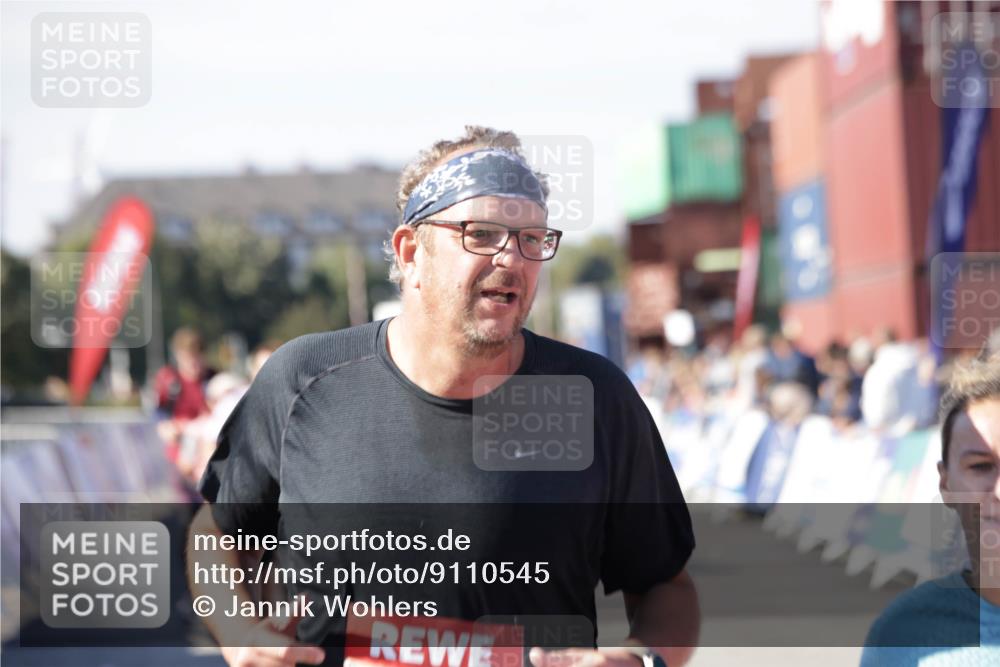 03.10.2025 - Köhlbrandbrückenlauf Jannik Wohlers http://msf.ph/oto/9110545 03.10.2025 13:30:12 Ziel 4459, 5038, 5079, 5151, 5153, 5161, 5174, 5398 meine-sportfotos.de