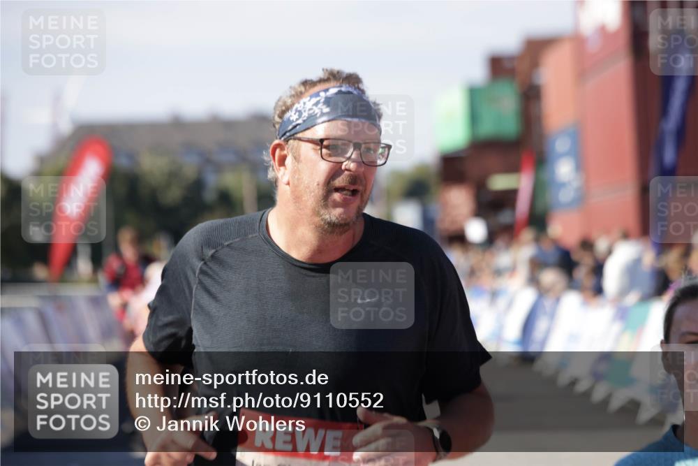 03.10.2025 - Köhlbrandbrückenlauf Jannik Wohlers http://msf.ph/oto/9110552 03.10.2025 13:30:12 Ziel 4459, 5038, 5079, 5151, 5153, 5161, 5174, 5398 meine-sportfotos.de