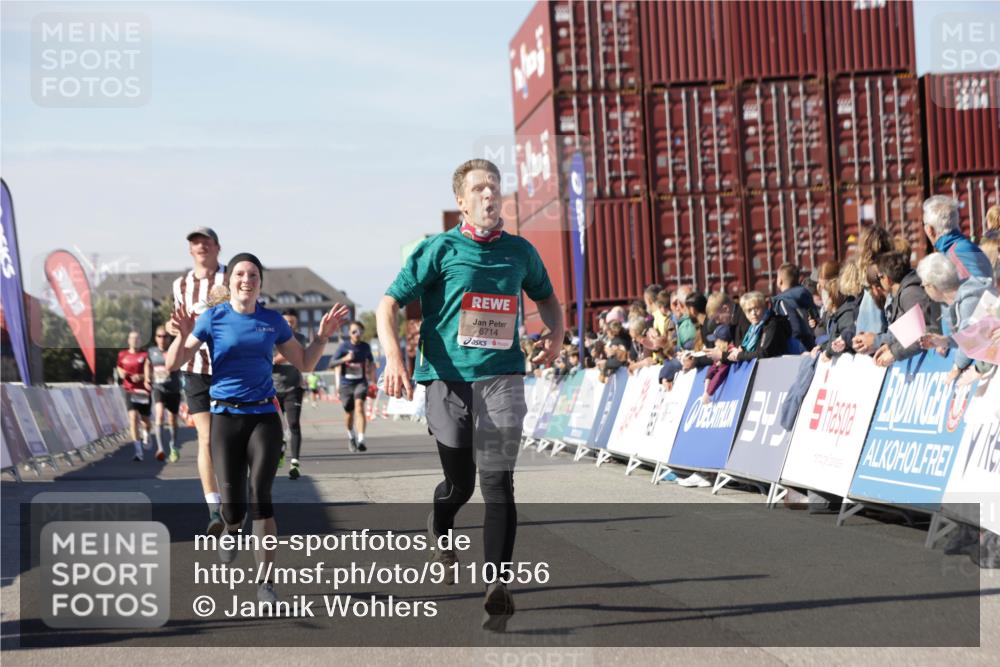 03.10.2025 - Köhlbrandbrückenlauf Jannik Wohlers http://msf.ph/oto/9110556 03.10.2025 13:00:26 Ziel 4163, 4172, 4250, 4275, 4622, 4850, 5664, 6236, 6490, 6707, 6714, 6760 meine-sportfotos.de