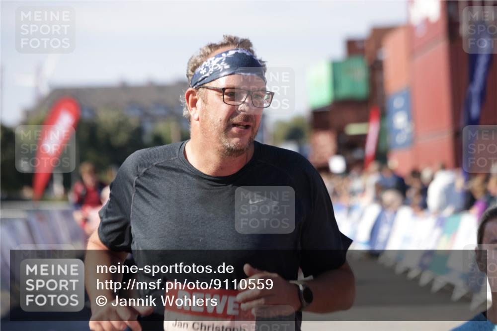 03.10.2025 - Köhlbrandbrückenlauf Jannik Wohlers http://msf.ph/oto/9110559 03.10.2025 13:30:12 Ziel 4459, 5038, 5079, 5151, 5153, 5161, 5174, 5398 meine-sportfotos.de