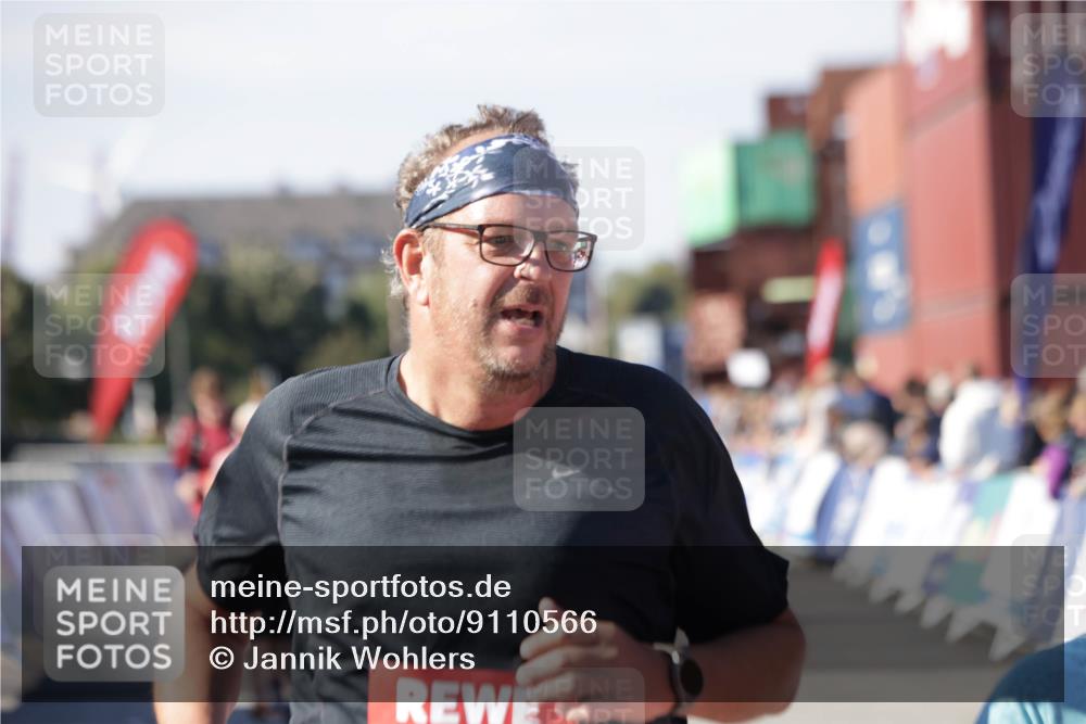 03.10.2025 - Köhlbrandbrückenlauf Jannik Wohlers http://msf.ph/oto/9110566 03.10.2025 13:30:12 Ziel 4459, 5038, 5079, 5151, 5153, 5161, 5174, 5398 meine-sportfotos.de