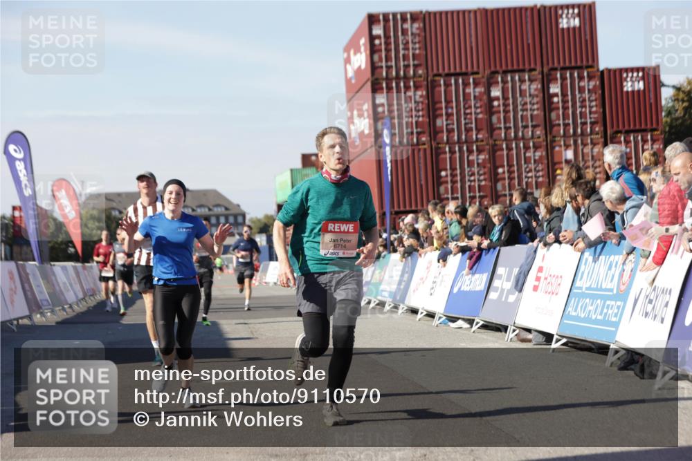 03.10.2025 - Köhlbrandbrückenlauf Jannik Wohlers http://msf.ph/oto/9110570 03.10.2025 13:00:26 Ziel 4163, 4172, 4250, 4275, 4622, 4850, 5664, 6236, 6490, 6707, 6714, 6760 meine-sportfotos.de