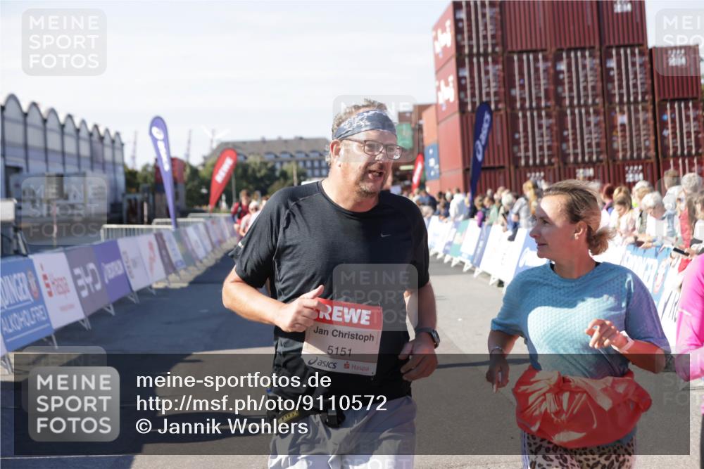 03.10.2025 - Köhlbrandbrückenlauf Jannik Wohlers http://msf.ph/oto/9110572 03.10.2025 13:30:13 Ziel 4459, 5038, 5079, 5151, 5153, 5161, 5174, 5398, 6219 meine-sportfotos.de