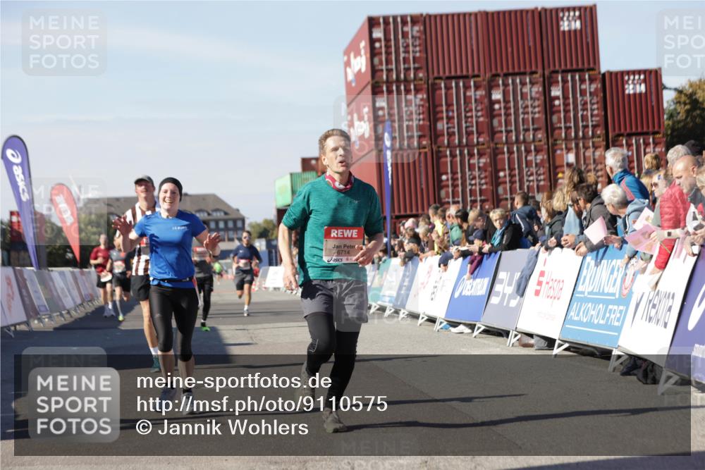 03.10.2025 - Köhlbrandbrückenlauf Jannik Wohlers http://msf.ph/oto/9110575 03.10.2025 13:00:26 Ziel 4163, 4172, 4250, 4275, 4622, 4850, 5664, 6236, 6490, 6707, 6714, 6760 meine-sportfotos.de