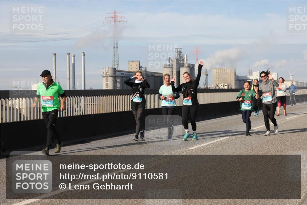 03.10.2025 - Köhlbrandbrückenlauf Lena Gebhardt http://msf.ph/oto/9110581 03.10.2025 10:15:13 Position 2 2453, 2927 meine-sportfotos.de