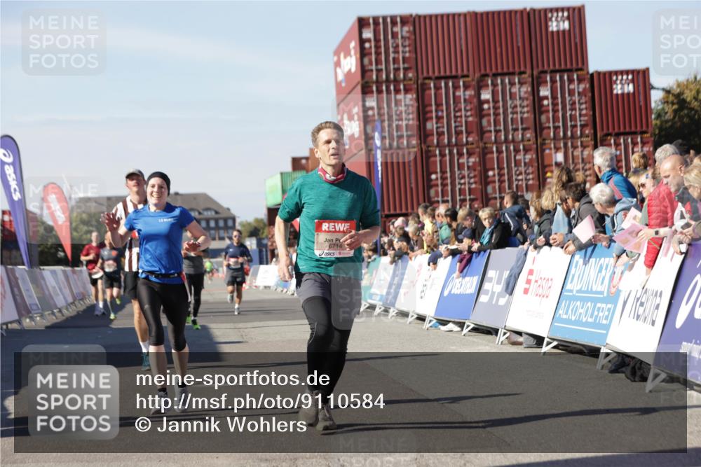 03.10.2025 - Köhlbrandbrückenlauf Jannik Wohlers http://msf.ph/oto/9110584 03.10.2025 13:00:26 Ziel 4163, 4172, 4250, 4275, 4622, 4850, 5664, 6236, 6490, 6707, 6714, 6760 meine-sportfotos.de