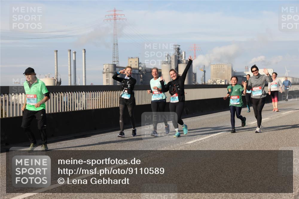03.10.2025 - Köhlbrandbrückenlauf Lena Gebhardt http://msf.ph/oto/9110589 03.10.2025 10:15:13 Position 2 2453 meine-sportfotos.de