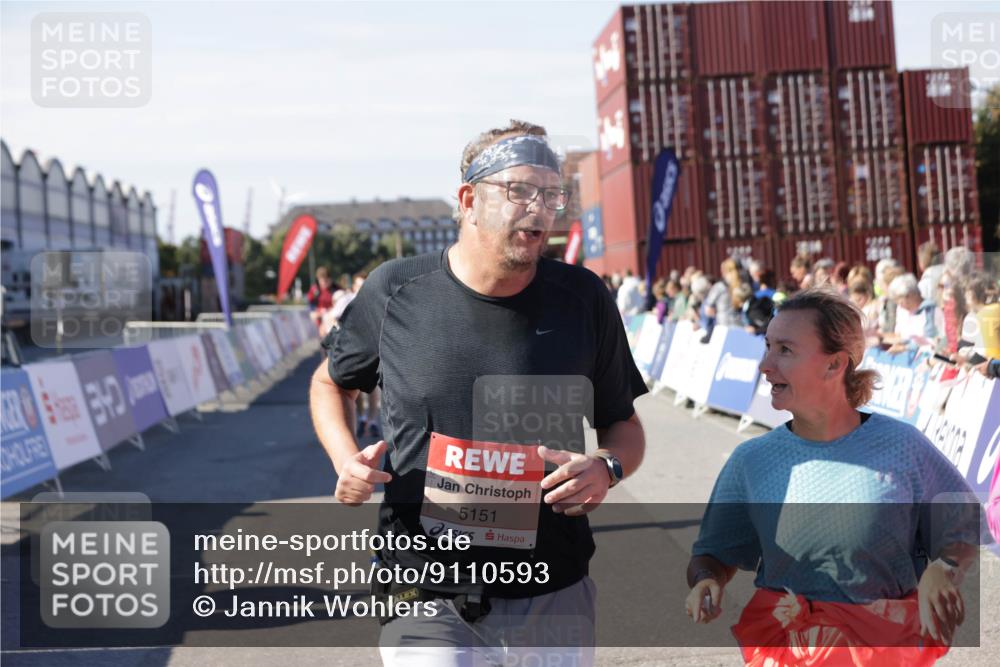 03.10.2025 - Köhlbrandbrückenlauf Jannik Wohlers http://msf.ph/oto/9110593 03.10.2025 13:30:13 Ziel 4459, 5038, 5079, 5151, 5153, 5161, 5174, 5398, 6219 meine-sportfotos.de