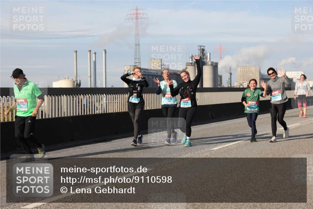 03.10.2025 - Köhlbrandbrückenlauf Lena Gebhardt http://msf.ph/oto/9110598 03.10.2025 10:15:14 Position 2 253, 2899 meine-sportfotos.de