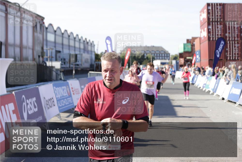 03.10.2025 - Köhlbrandbrückenlauf Jannik Wohlers http://msf.ph/oto/9110601 03.10.2025 13:30:16 Ziel 4823, 5038, 5079, 5151, 5153, 5157, 5161, 5174, 5233, 5398, 6219 meine-sportfotos.de