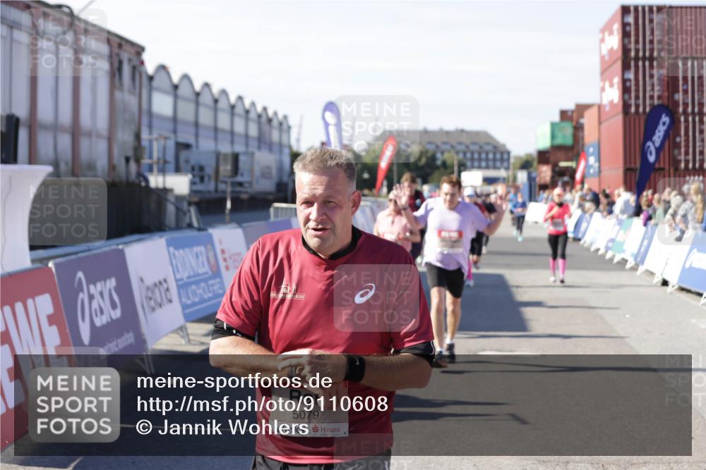 03.10.2025 - Köhlbrandbrückenlauf Jannik Wohlers http://msf.ph/oto/9110608 03.10.2025 13:30:16 Ziel 4823, 5038, 5079, 5151, 5153, 5157, 5161, 5174, 5233, 5398, 6219 meine-sportfotos.de