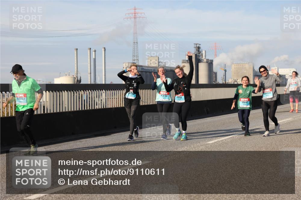 03.10.2025 - Köhlbrandbrückenlauf Lena Gebhardt http://msf.ph/oto/9110611 03.10.2025 10:15:14 Position 2 2927 meine-sportfotos.de