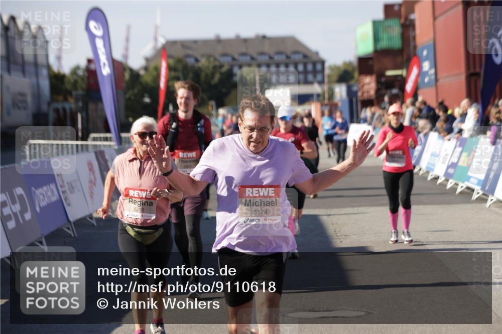 03.10.2025 - Köhlbrandbrückenlauf Jannik Wohlers http://msf.ph/oto/9110618 03.10.2025 13:30:18 Ziel 4823, 5038, 5079, 5151, 5153, 5157, 5161, 5174, 5233, 6219 meine-sportfotos.de