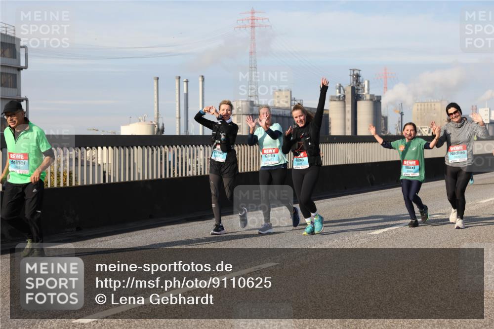 03.10.2025 - Köhlbrandbrückenlauf Lena Gebhardt http://msf.ph/oto/9110625 03.10.2025 10:15:14 Position 2 2453, 2927, 2898 meine-sportfotos.de