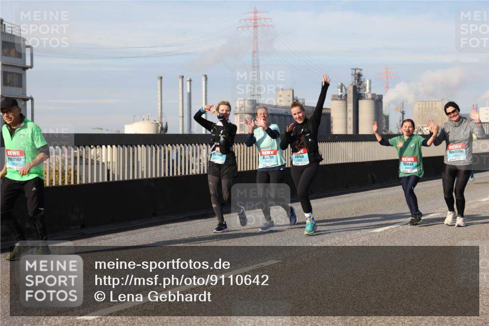 03.10.2025 - Köhlbrandbrückenlauf Lena Gebhardt http://msf.ph/oto/9110642 03.10.2025 10:15:14 Position 2 2453, 2923, 2927, 2926, 2899, 2898 meine-sportfotos.de