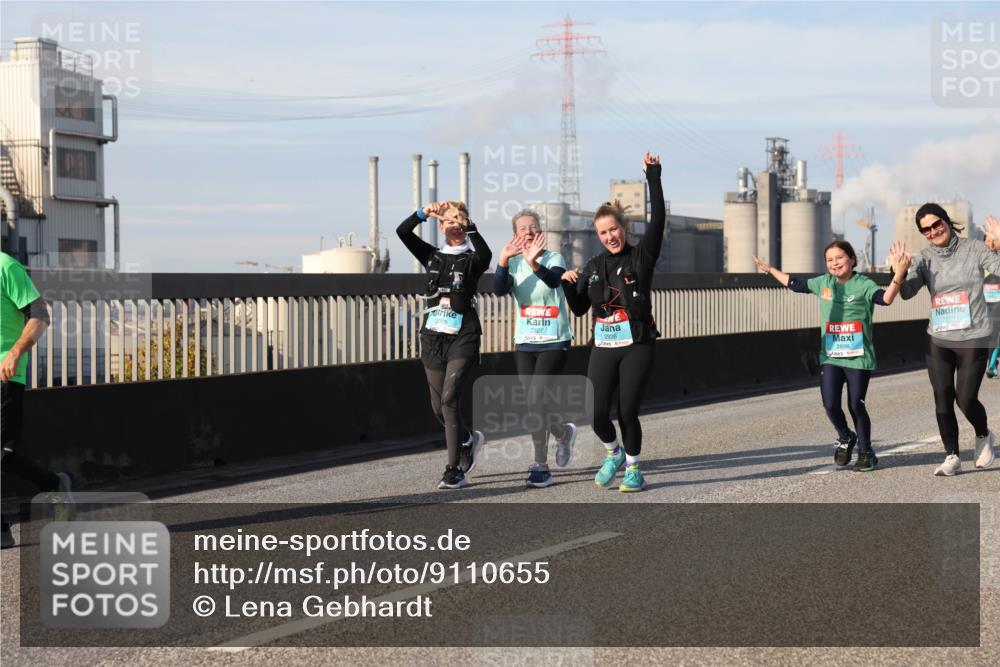 03.10.2025 - Köhlbrandbrückenlauf Lena Gebhardt http://msf.ph/oto/9110655 03.10.2025 10:15:14 Position 2 2927, 2899, 2926 meine-sportfotos.de