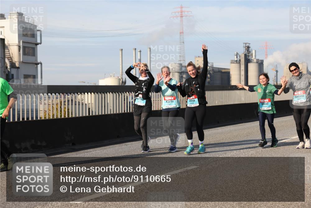 03.10.2025 - Köhlbrandbrückenlauf Lena Gebhardt http://msf.ph/oto/9110665 03.10.2025 10:15:14 Position 2 2927, 2926, 2899 meine-sportfotos.de
