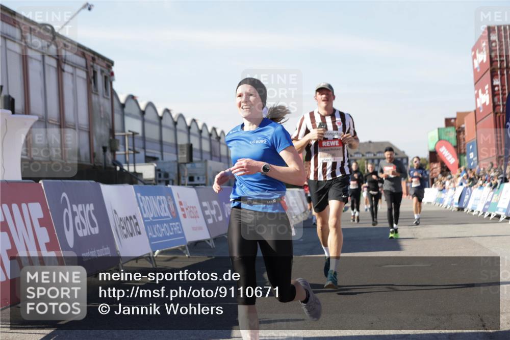 03.10.2025 - Köhlbrandbrückenlauf Jannik Wohlers http://msf.ph/oto/9110671 03.10.2025 13:00:28 Ziel 4163, 4172, 4250, 4275, 4622, 4850, 5664, 6236, 6490, 6707, 6714 meine-sportfotos.de