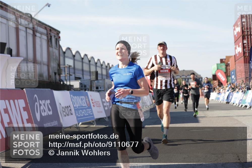 03.10.2025 - Köhlbrandbrückenlauf Jannik Wohlers http://msf.ph/oto/9110677 03.10.2025 13:00:28 Ziel 4163, 4172, 4250, 4275, 4622, 4850, 5664, 6236, 6490, 6707, 6714 meine-sportfotos.de