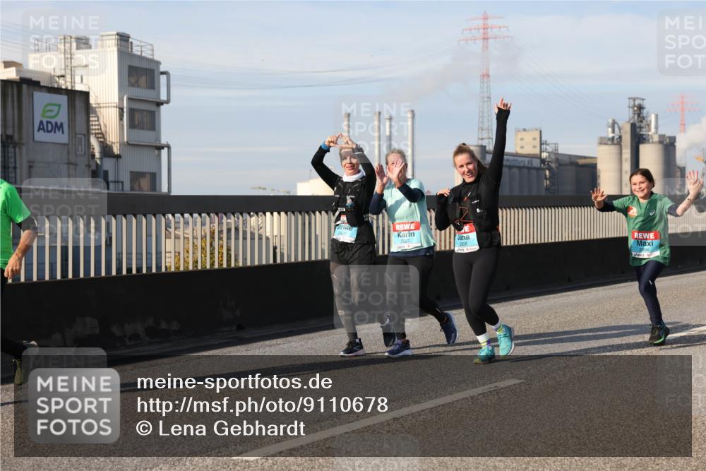 03.10.2025 - Köhlbrandbrückenlauf Lena Gebhardt http://msf.ph/oto/9110678 03.10.2025 10:15:15 Position 2 2927, 2926, 2898 meine-sportfotos.de