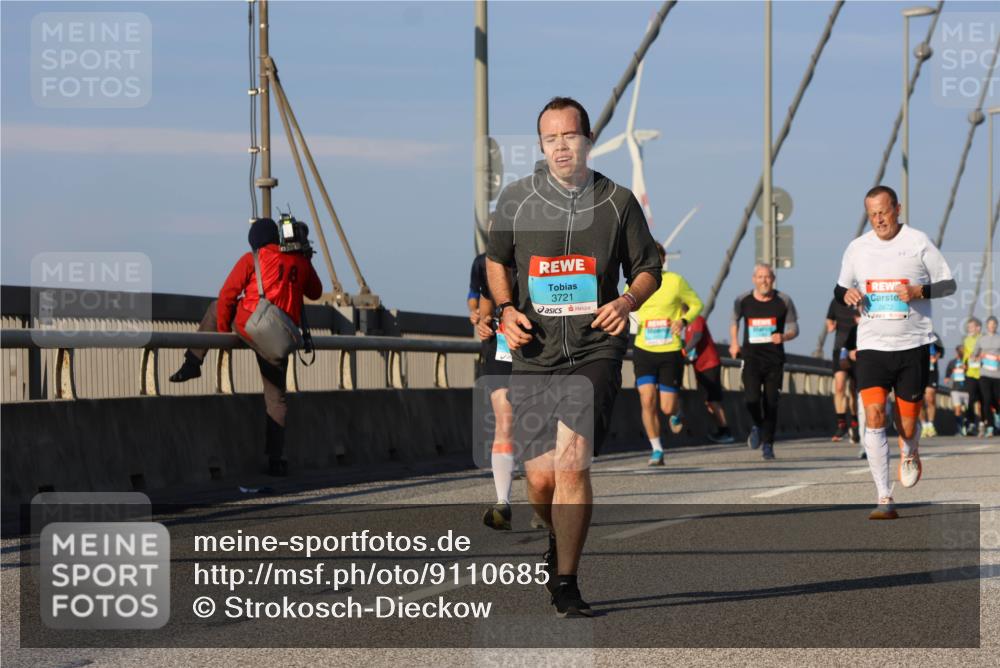 03.10.2025 - Köhlbrandbrückenlauf Strokosch-Dieckow http://msf.ph/oto/9110685 03.10.2025 09:42:43 Position 2 3721, 2672 meine-sportfotos.de