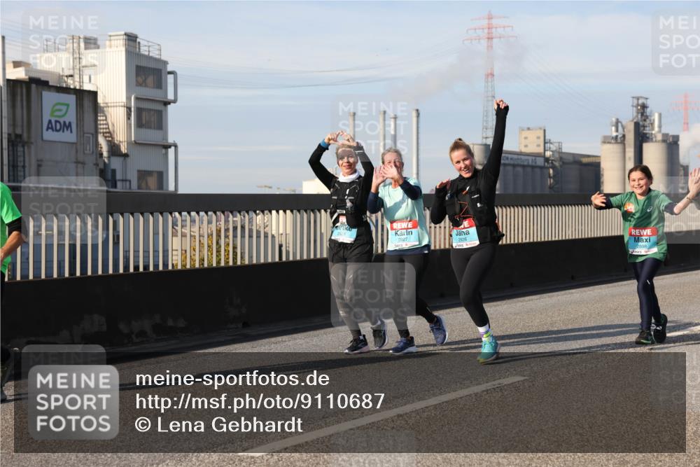 03.10.2025 - Köhlbrandbrückenlauf Lena Gebhardt http://msf.ph/oto/9110687 03.10.2025 10:15:15 Position 2 2928, 2927, 2926, 2898 meine-sportfotos.de