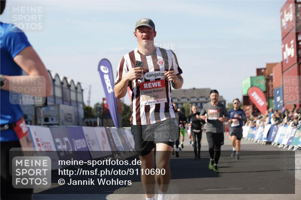 03.10.2025 - Köhlbrandbrückenlauf Jannik Wohlers http://msf.ph/oto/9110690 03.10.2025 13:00:28 Ziel 4163, 4172, 4250, 4275, 4622, 4850, 5664, 6236, 6490, 6707, 6714 meine-sportfotos.de