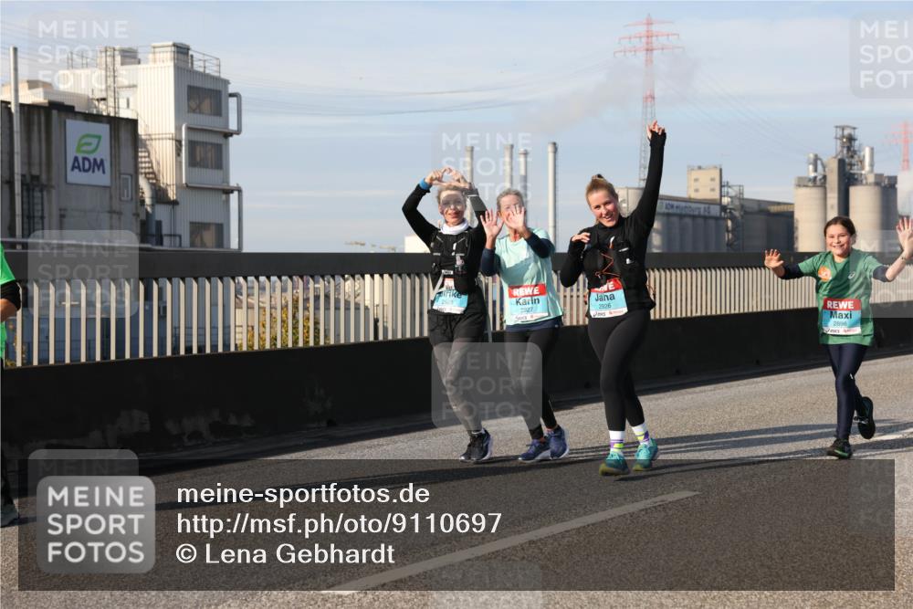 03.10.2025 - Köhlbrandbrückenlauf Lena Gebhardt http://msf.ph/oto/9110697 03.10.2025 10:15:15 Position 2 2927, 2926, 2898 meine-sportfotos.de