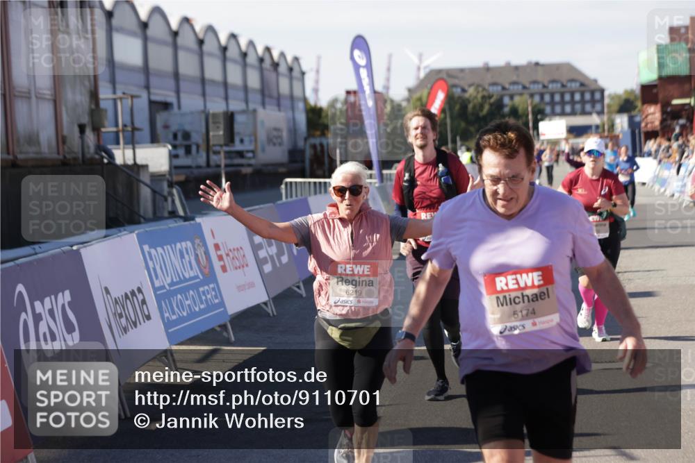 03.10.2025 - Köhlbrandbrückenlauf Jannik Wohlers http://msf.ph/oto/9110701 03.10.2025 13:30:19 Ziel 4823, 5038, 5079, 5151, 5153, 5157, 5161, 5174, 5233, 6078, 6219 meine-sportfotos.de