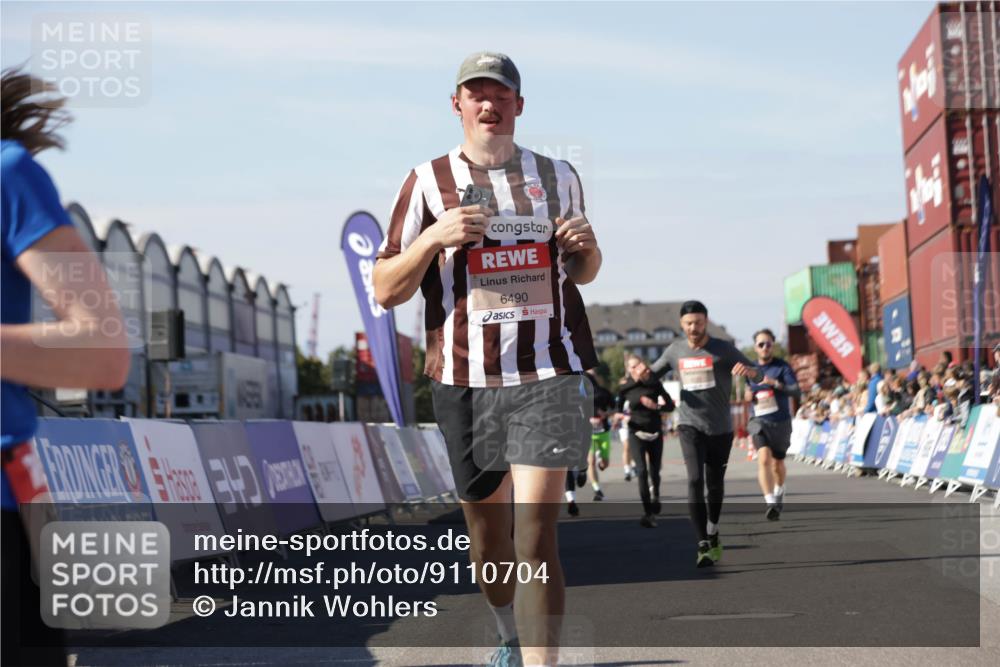 03.10.2025 - Köhlbrandbrückenlauf Jannik Wohlers http://msf.ph/oto/9110704 03.10.2025 13:00:28 Ziel 4163, 4172, 4250, 4275, 4622, 4850, 5664, 6236, 6490, 6707, 6714 meine-sportfotos.de