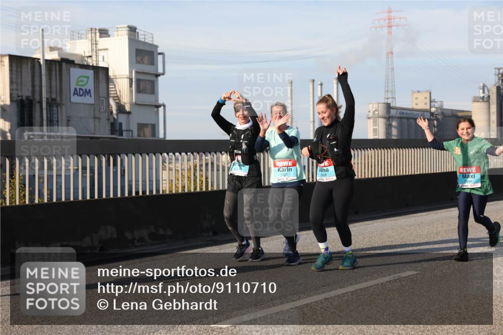 03.10.2025 - Köhlbrandbrückenlauf Lena Gebhardt http://msf.ph/oto/9110710 03.10.2025 10:15:15 Position 2 2927, 2926, 2898 meine-sportfotos.de