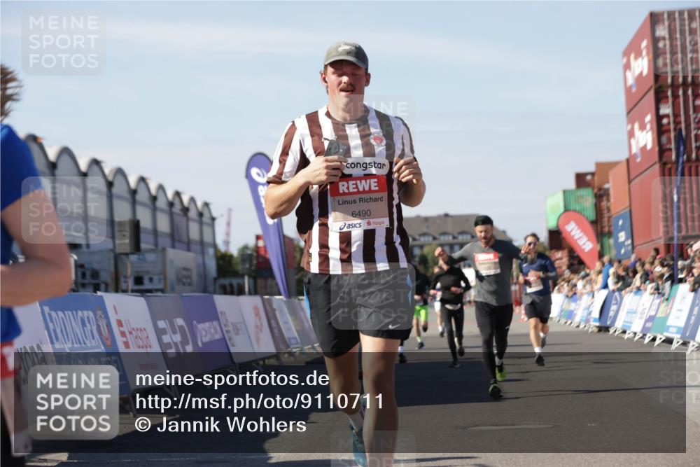 03.10.2025 - Köhlbrandbrückenlauf Jannik Wohlers http://msf.ph/oto/9110711 03.10.2025 13:00:29 Ziel 4163, 4172, 4275, 4299, 4622, 4850, 5664, 6236, 6373, 6490, 6707, 6714 meine-sportfotos.de