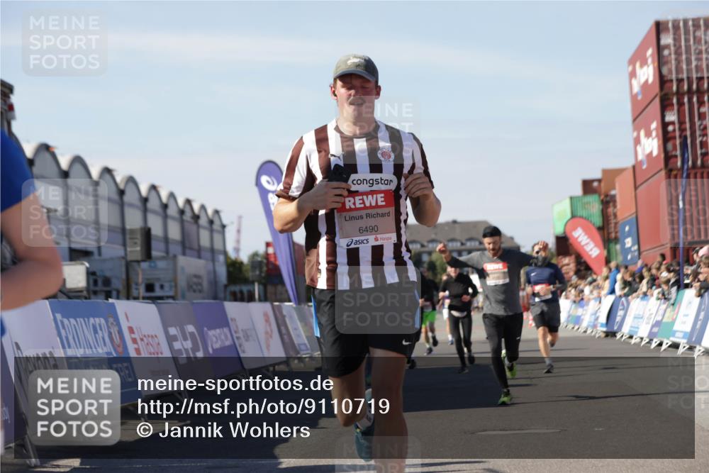 03.10.2025 - Köhlbrandbrückenlauf Jannik Wohlers http://msf.ph/oto/9110719 03.10.2025 13:00:29 Ziel 4163, 4172, 4275, 4299, 4622, 4850, 5664, 6236, 6373, 6490, 6707, 6714 meine-sportfotos.de