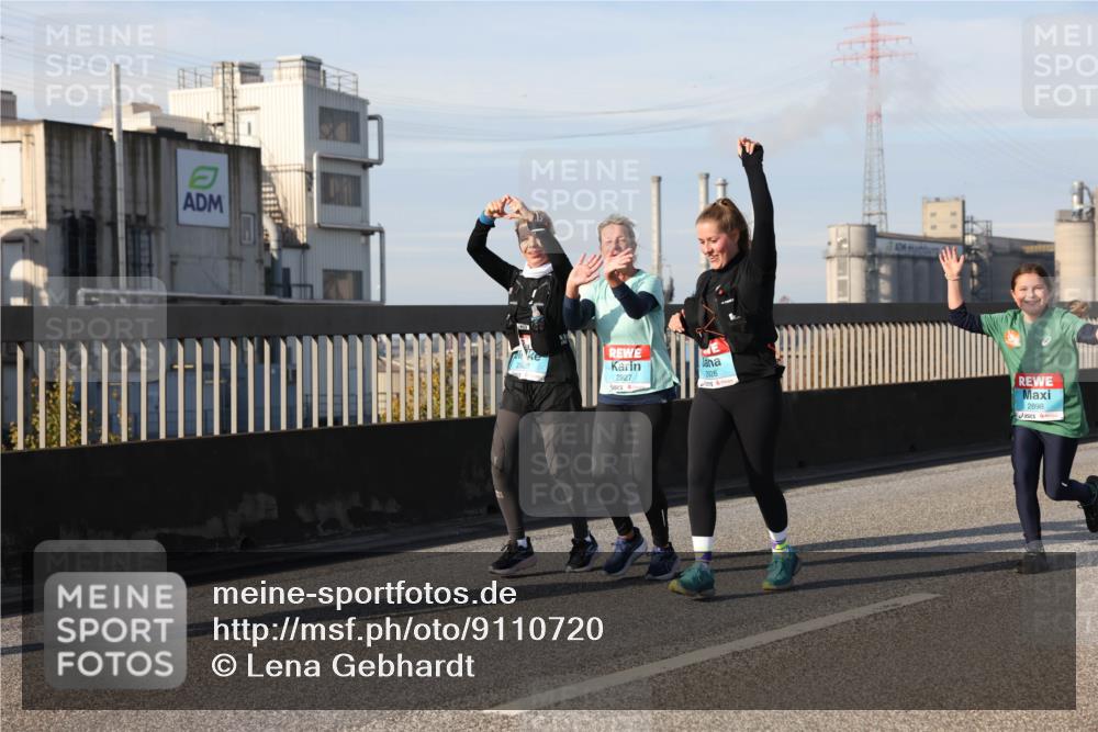 03.10.2025 - Köhlbrandbrückenlauf Lena Gebhardt http://msf.ph/oto/9110720 03.10.2025 10:15:15 Position 2 2927, 2926, 2898 meine-sportfotos.de