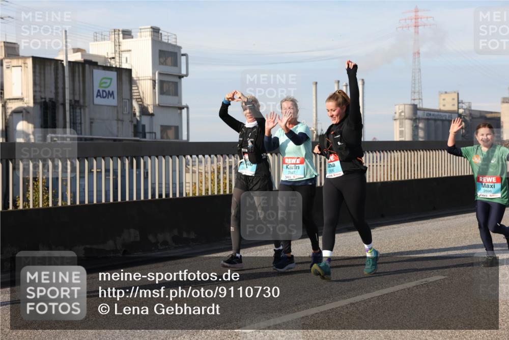 03.10.2025 - Köhlbrandbrückenlauf Lena Gebhardt http://msf.ph/oto/9110730 03.10.2025 10:15:15 Position 2 2927, 2926, 2898 meine-sportfotos.de
